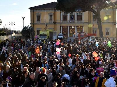 Pietrasanta: il Carnevale dei Bambini "tira la volata" al gran finale