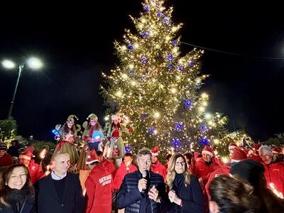Un Natale che arriva dal mare: folla, emozione e tradizione per l'inaugurazione di "Natale al Forte 2025"