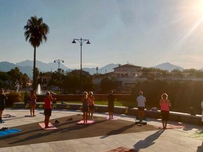 Attività fisica all'aperto, il Comune di Forte dei Marmi rinnova l'avviso per l'estate 2026. Manifestazione di interesse per associazioni sportive e personal trainer: corsi tra Pontile, spiaggia e Percorso Vita da giugno a settembre