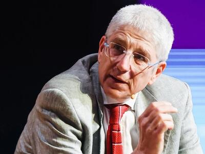 Mario Giordano con il suo ultimo libro alla rassegna Parliamone in Villa a Villa Bertelli, domenica 26 luglio