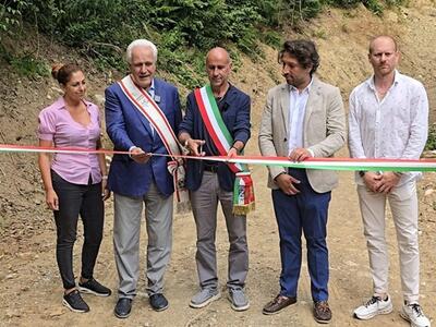 Inaugurati i lavori della nuova strada Farnocchia-Sant'Anna con il presidente della Regione Eugenio Giani: «È un sogno che si realizza»