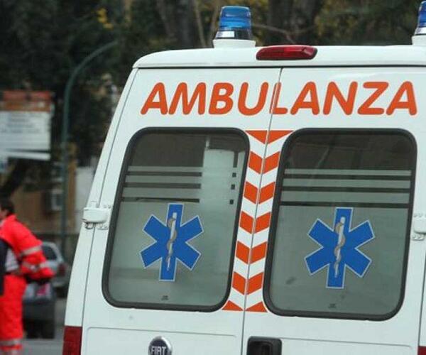 Pietrasanta, scontro violento tra furgone e moto: grave un 32enne in codice rosso