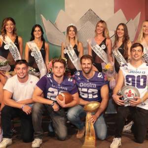 LE VINCITRICI DELLE FASCE DELLA SERATA CON  LA SQUADRA DEI GUELFI FIRENZE CAMPIONI D'ITALIA DI ITALIAN BOWL